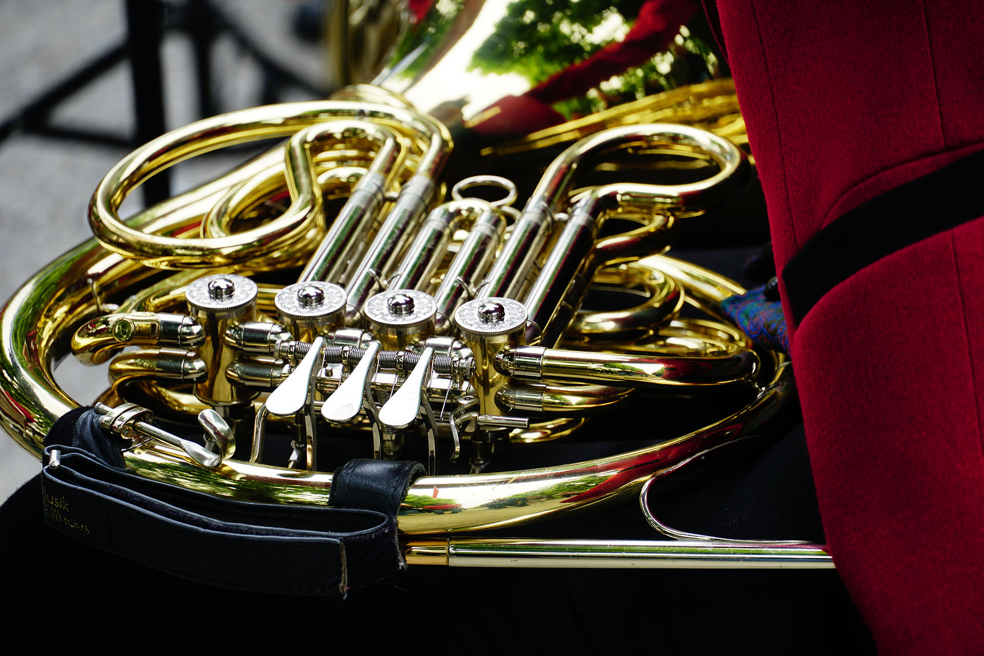 closeup-shot-shiny-french-horn