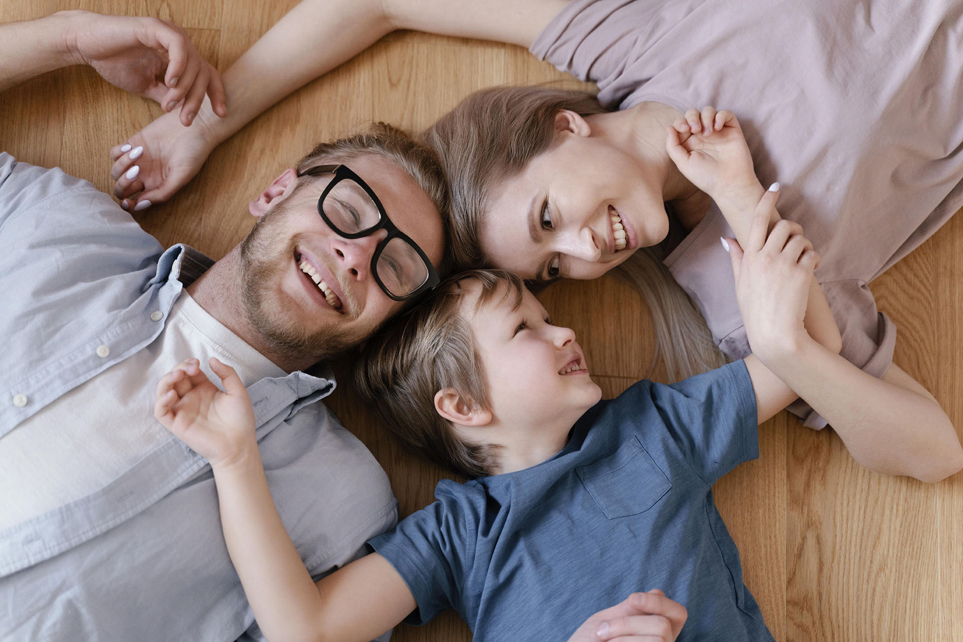 medium-shot-parents-kid-floor